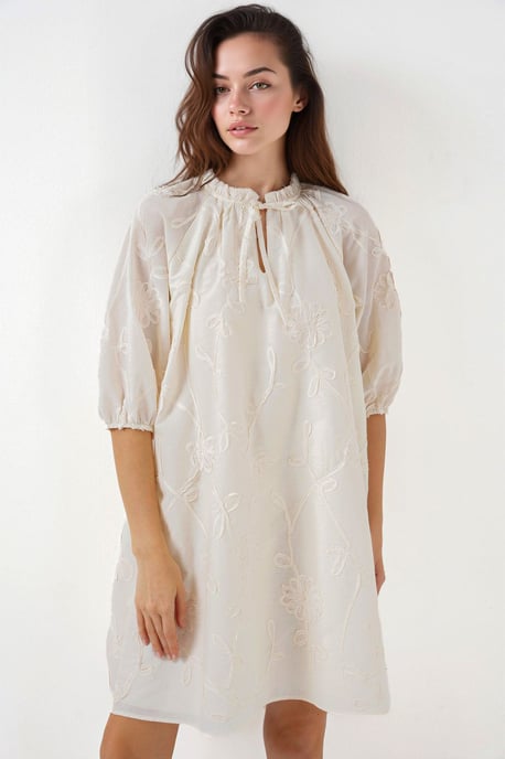 Besticktes Spitzen-Minikleid mit Bindegürtel - Image 4