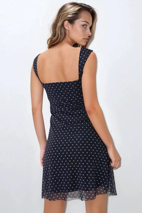 Punkteärmeloses Mini-Tüllkleid mit quadratischem Ausschnitt - Image 6