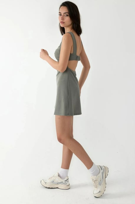 Gerüschtes Mini-Kleid mit quadratischem Ausschnitt - Image 5