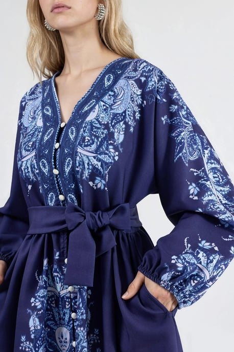 Kleid mit Gürtel und V-Ausschnitt im Paisleymuster - Image 5