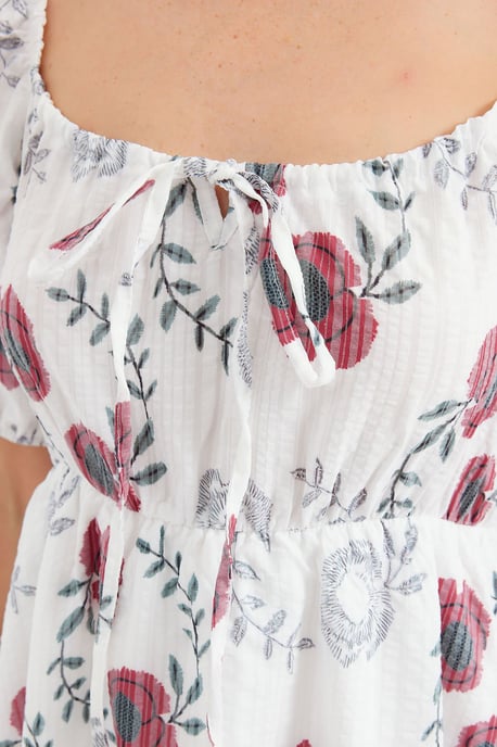 Blumiges Mini-Kleid mit quadratischem Kragen und Schleife - Image 4