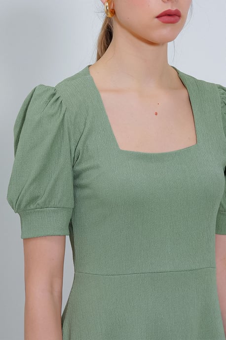 Strukturiertes Minikleid mit quadratischem Kragen - Image 4