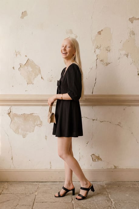V-Ausschnitt Mini-Kleid mit Schleifendetail - Image 3