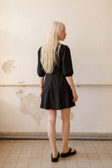 V-Ausschnitt Mini-Kleid mit Schleifendetail - Image 5