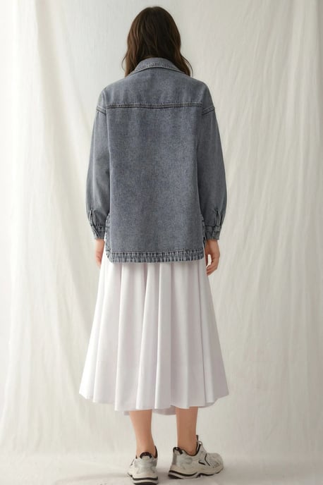 Oversized Jeansjacke mit Hemdkragen und Taschen - Image 2