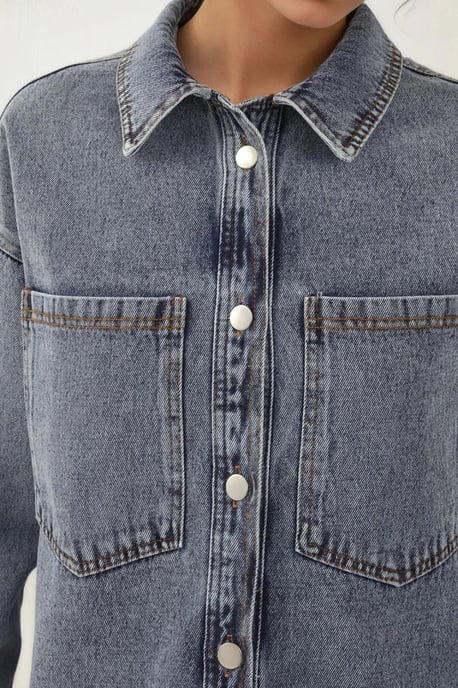 Oversized Jeansjacke mit Hemdkragen und Taschen - Image 3