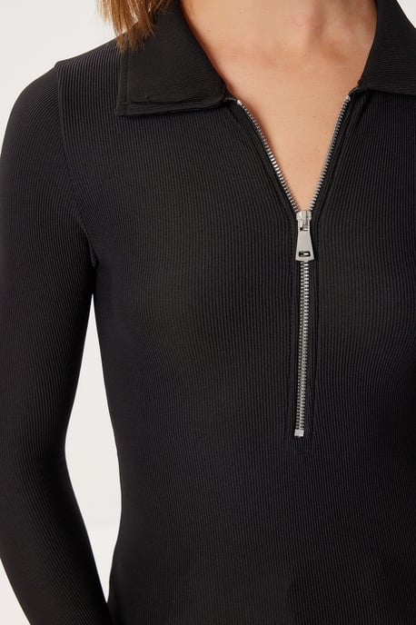 Strukturierte Langarm-Bluse mit tailliertem Schnitt und Reißverschlusskragen - Image 4