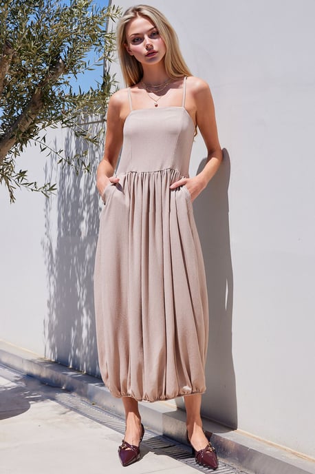 Texturiertes Maxi-Strickkleid mit quadratischer Kragen - Image 1