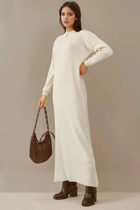 Texturiertes Strickkleid mit halbem Rollkragen und Reißverschluss - Image 3