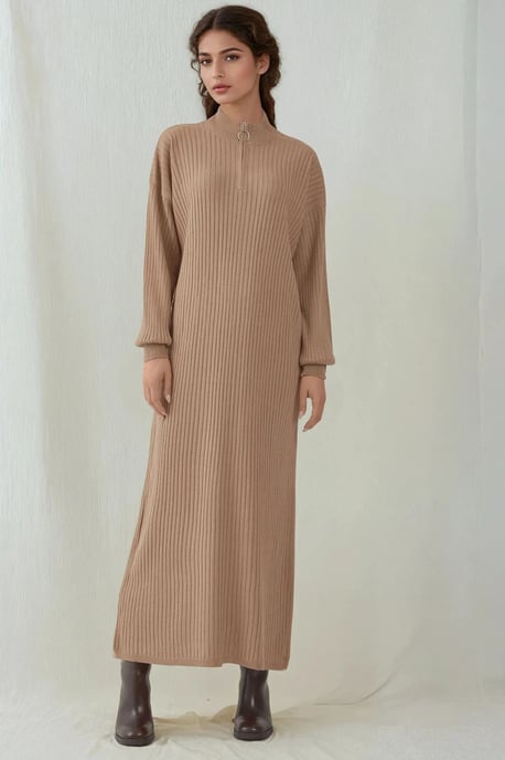Strickkleid mit halbem Rollkragen und Reißverschluss - Image 1