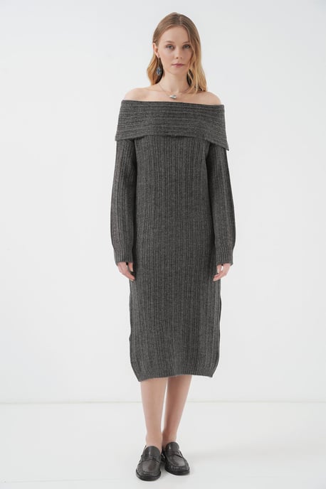 Übergroßes geripptes Strick-Midi-Kleid mit Madonna-Kragen - Image 2