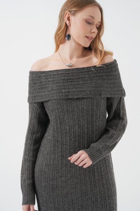 Übergroßes geripptes Strick-Midi-Kleid mit Madonna-Kragen - Image 3