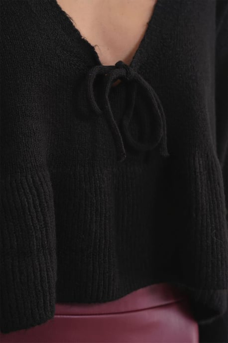 Knitpullover mit tiefem, detailliertem V-Ausschnitt und Rüschen - Image 6