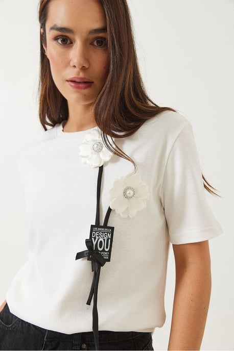 Gemustertes Rundhalsausschnitt-T-Shirt mit Accessoire-Detail - Image 1