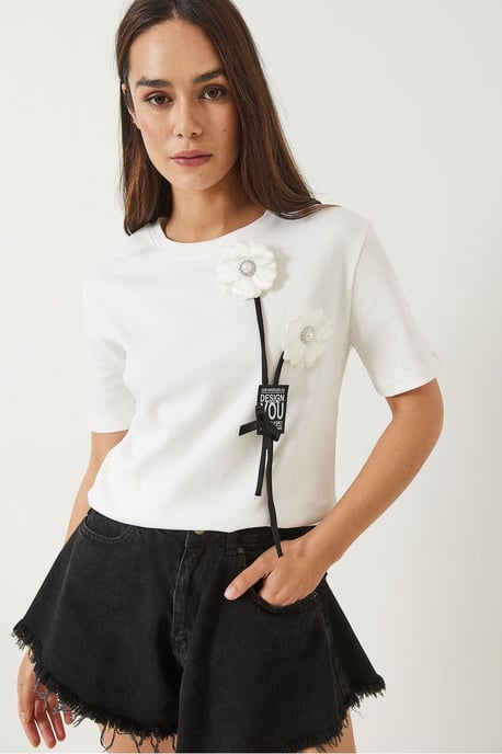 Gemustertes Rundhalsausschnitt-T-Shirt mit Accessoire-Detail - Image 2