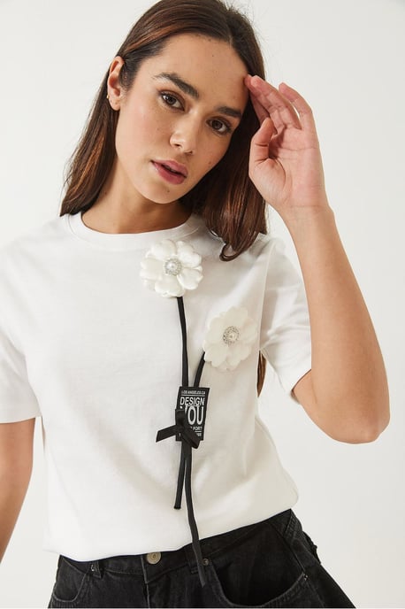 Gemustertes Rundhalsausschnitt-T-Shirt mit Accessoire-Detail - Image 3