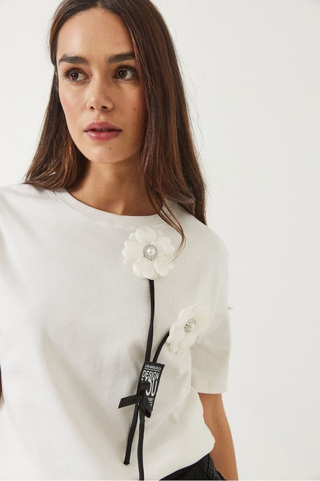 Gemustertes Rundhalsausschnitt-T-Shirt mit Accessoire-Detail - Image 4
