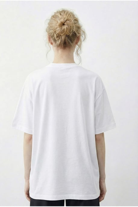 Basis Rundhals-T-Shirt mit Zubehör-Detail - Image 5