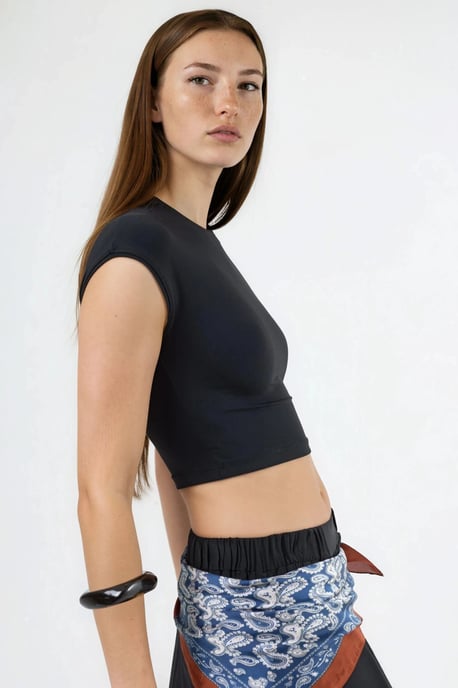 Busem Rundhals Crop-T-Shirt, einfarbig - Schwarz - Image 2