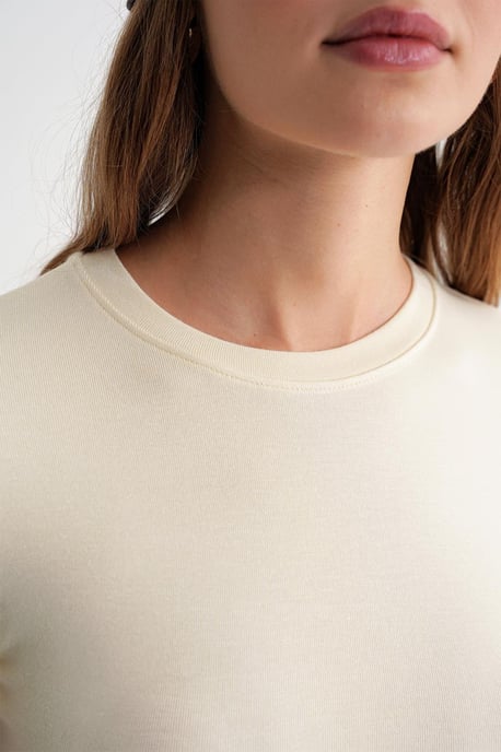 Tailliertes Crop-Strick-T-Shirt - Image 6