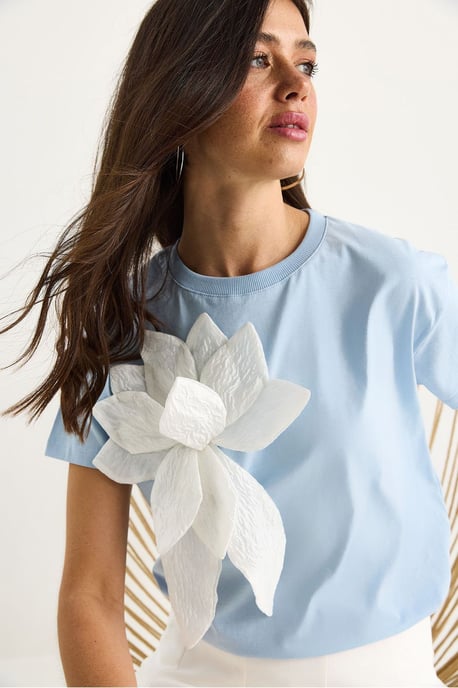 T-Shirt mit Rundhalsausschnitt und Blumenmuster inklusive Zubehördetails - Image 2