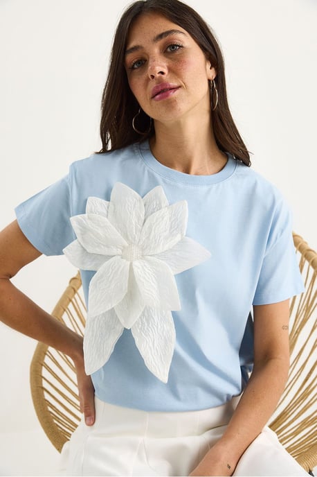 T-Shirt mit Rundhalsausschnitt und Blumenmuster inklusive Zubehördetails - Image 4