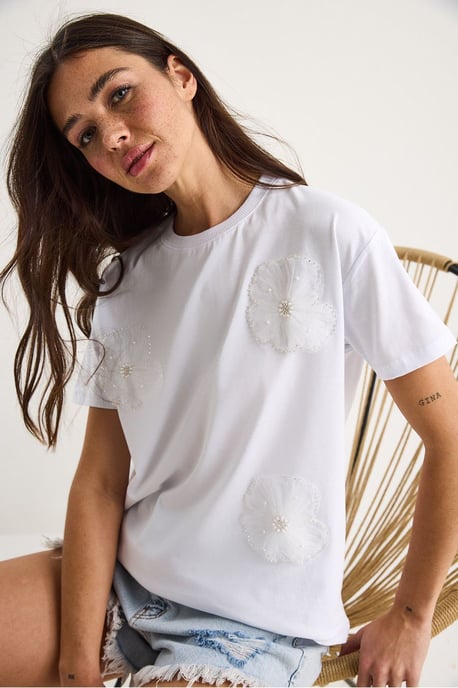 T-Shirt mit Rundhalsausschnitt und Blumenmuster inklusive Zubehördetails - Image 3