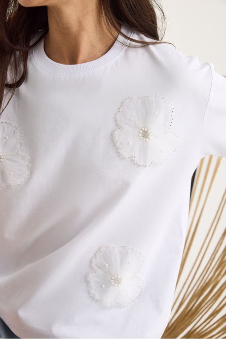 T-Shirt mit Rundhalsausschnitt und Blumenmuster inklusive Zubehördetails - Image 4