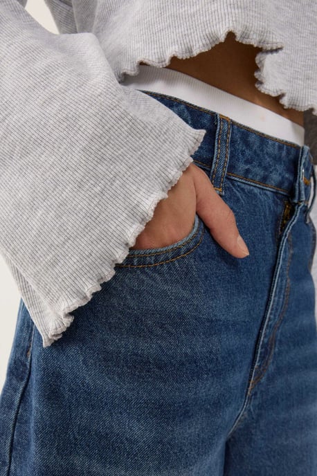 Oversize T-Shirt mit Kopfsalat-Saum und langen Ärmeln - Image 4