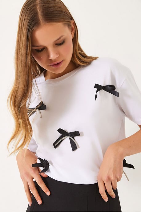 Musterndes Cropped T-Shirt mit Accessoire-Detail - Image 1
