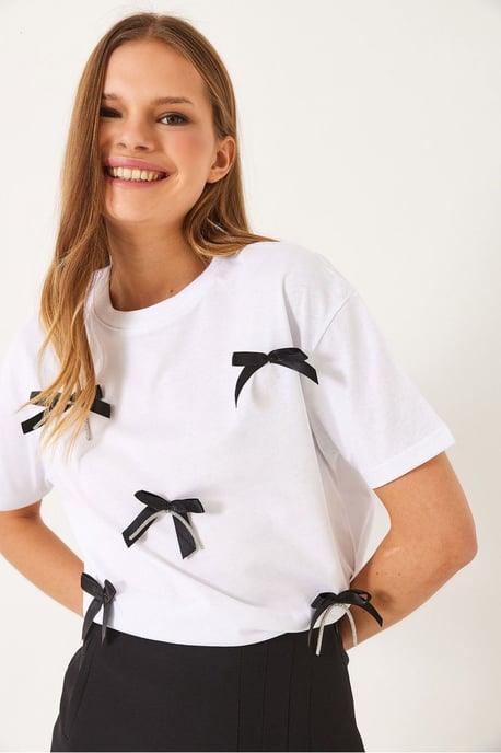 Musterndes Cropped T-Shirt mit Accessoire-Detail - Image 2