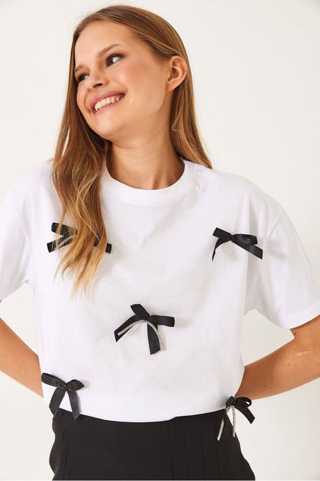 Musterndes Cropped T-Shirt mit Accessoire-Detail - Image 3