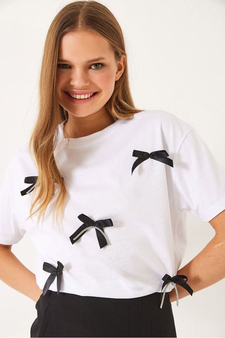 Musterndes Cropped T-Shirt mit Accessoire-Detail - Image 4
