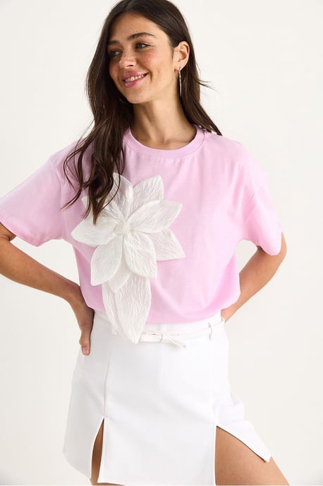 T-Shirt mit Rundhalsausschnitt und Blumenmuster inklusive Zubehördetails - Image 2