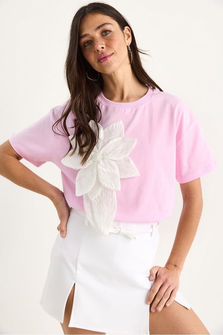 T-Shirt mit Rundhalsausschnitt und Blumenmuster inklusive Zubehördetails - Image 3