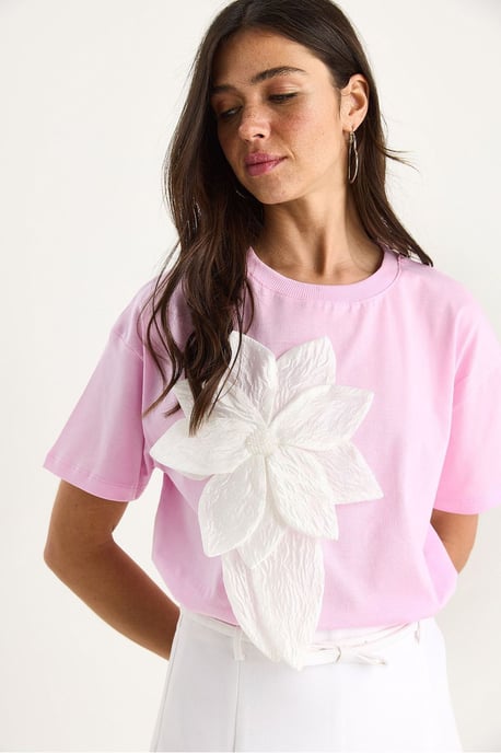 T-Shirt mit Rundhalsausschnitt und Blumenmuster inklusive Zubehördetails - Image 4