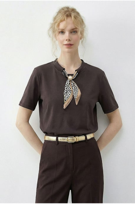 Basic Rundhals-T-Shirt mit Accessoire-Detail - Image 1