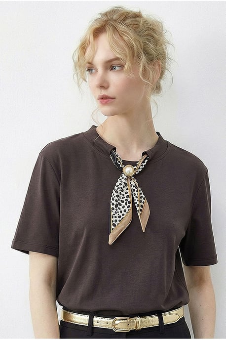 Basic Rundhals-T-Shirt mit Accessoire-Detail - Image 3