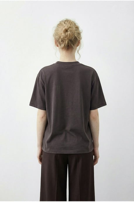 Basic Rundhals-T-Shirt mit Accessoire-Detail - Image 4