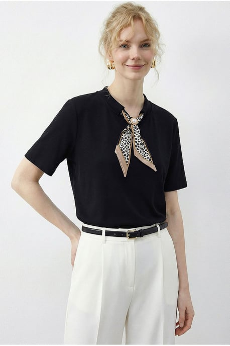 Basic Rundhals-T-Shirt mit Zubehördetail - Image 3
