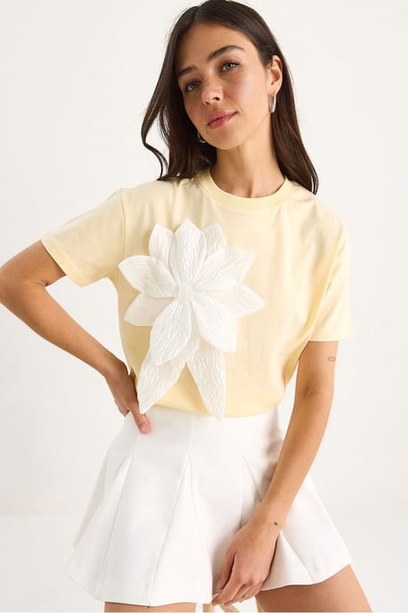 T-Shirt mit Rundhalsausschnitt und Blumenmuster inklusive Zubehördetails - Image 1
