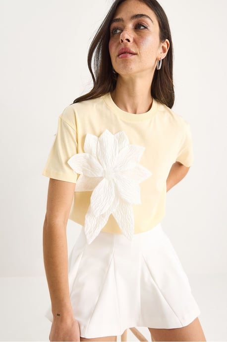 T-Shirt mit Rundhalsausschnitt und Blumenmuster inklusive Zubehördetails - Image 2
