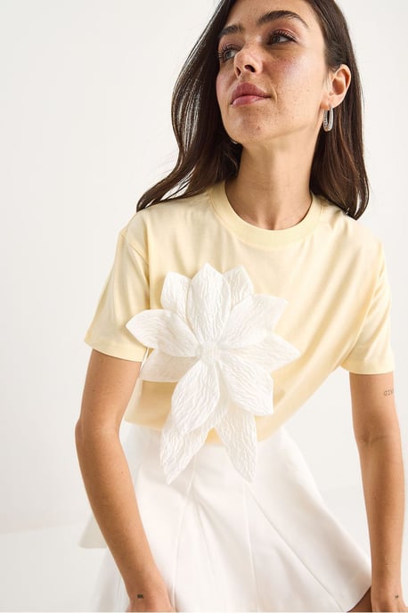 T-Shirt mit Rundhalsausschnitt und Blumenmuster inklusive Zubehördetails - Image 3