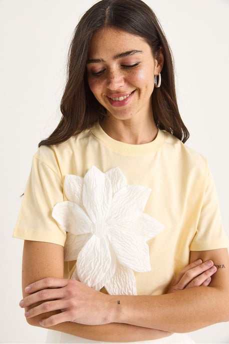 T-Shirt mit Rundhalsausschnitt und Blumenmuster inklusive Zubehördetails - Image 4
