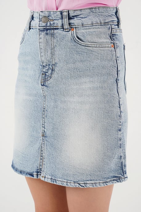 Hoch taillierter Jeans-Minirock mit Taschen - Image 3