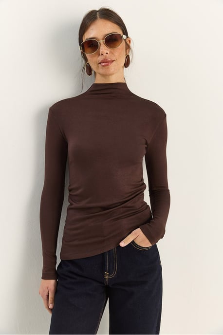 Taillierte Rollkragen-Bluse mit langen Ärmeln und Rüschendetails - Image 2
