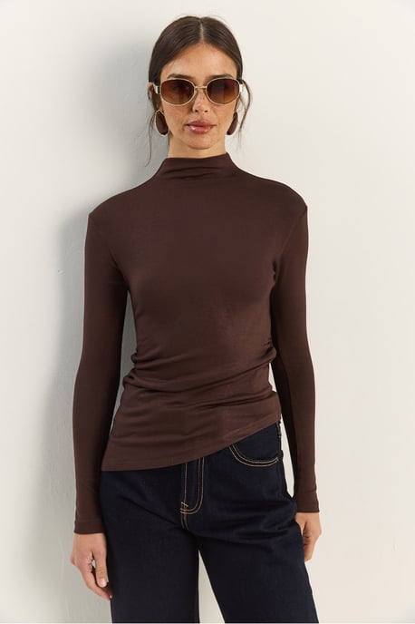 Taillierte Rollkragen-Bluse mit langen Ärmeln und Rüschendetails - Image 3