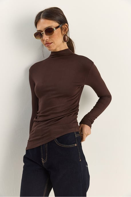 Taillierte Rollkragen-Bluse mit langen Ärmeln und Rüschendetails - Image 5