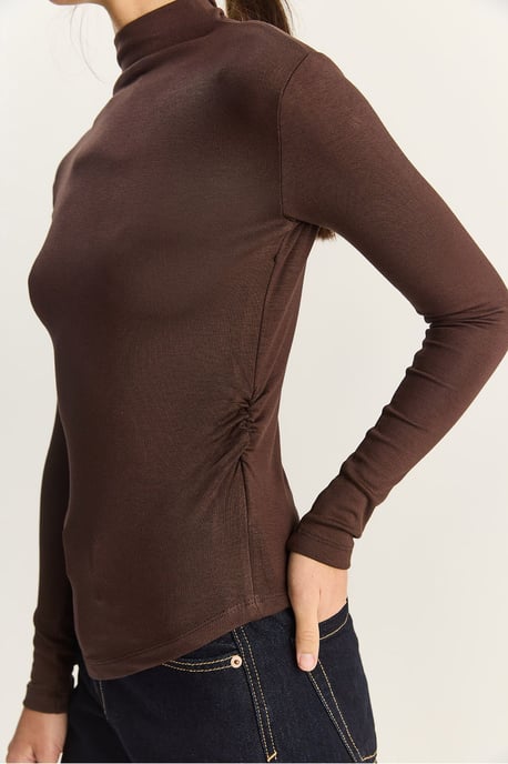 Taillierte Rollkragen-Bluse mit langen Ärmeln und Rüschendetails - Image 6