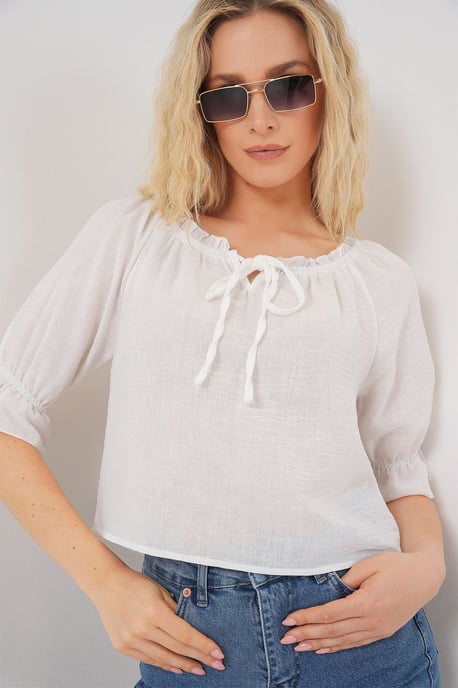 Big Dart Texturierte Cropped-Bluse mit Boot-Ausschnitt und Pompom-Detail - Weiß - Image 1